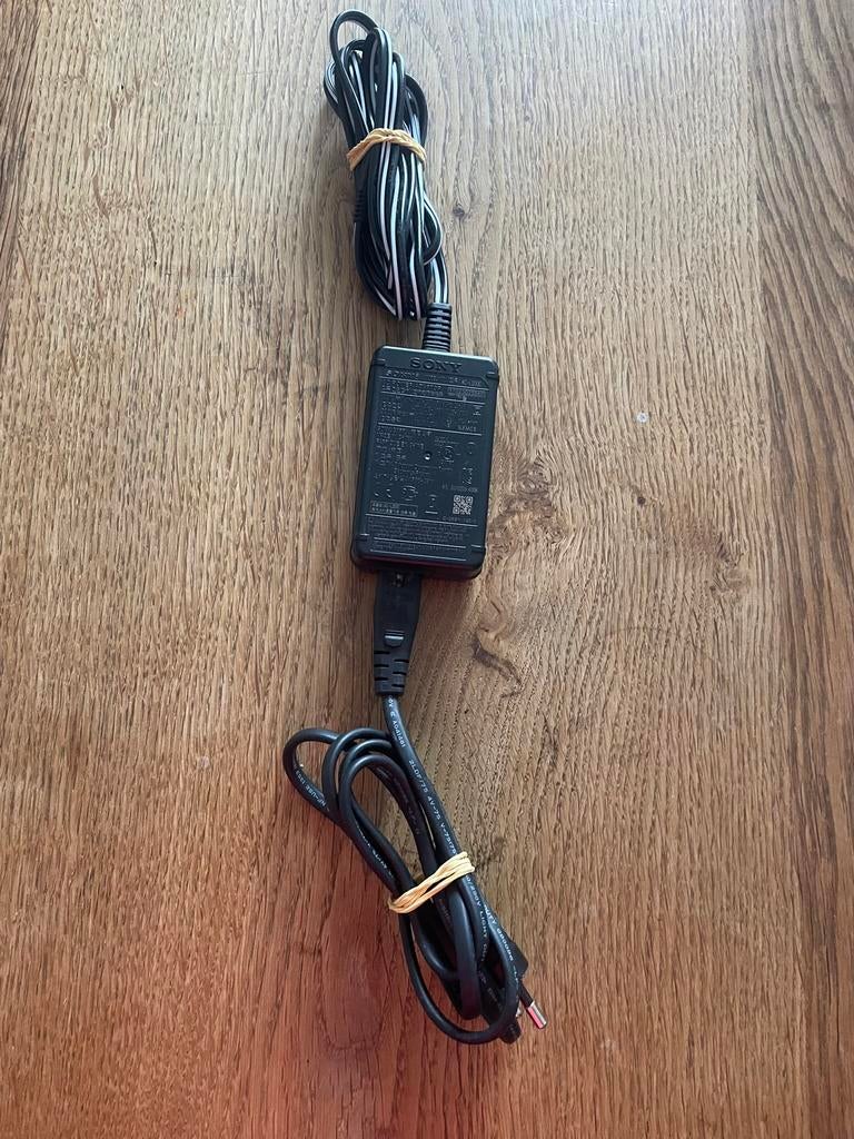 Goed werkende Sony Lader type AC-L200C, Audio, Tv en Foto, Fotografie | Accu's en Batterijen, Ophalen, Zo goed als nieuw