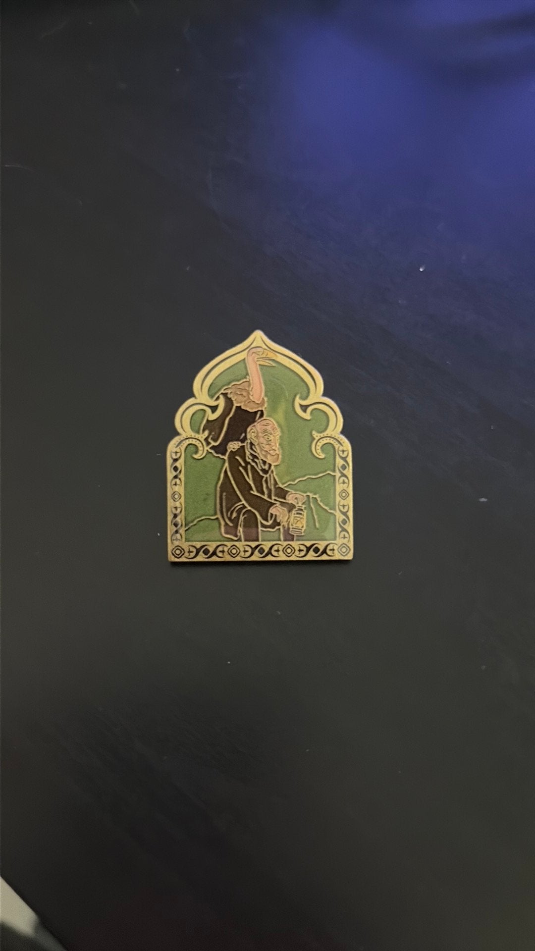 Efteling pin fata morgana cipier met gier, Verzamelen, Efteling, Ophalen of Verzenden, Zo goed als nieuw, Button of Speldje