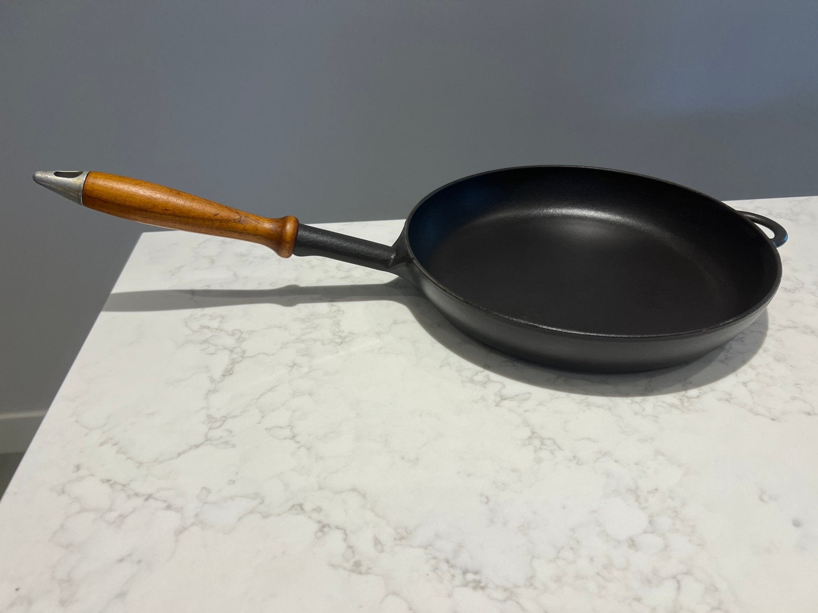 Staub koekenpan 28 cm mat zwart in heel goede staat, Koekenpan, Gebruikt, Gietijzer, Ophalen of Verzenden