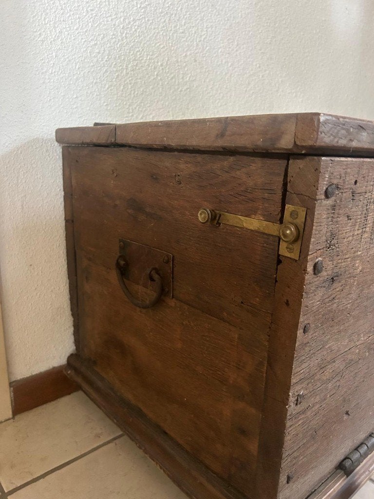 Oude dekenkist / kistkast – houten meubel met beslag, Huis en Inrichting, Woonaccessoires | Kisten, Ophalen, Minder dan 50 cm