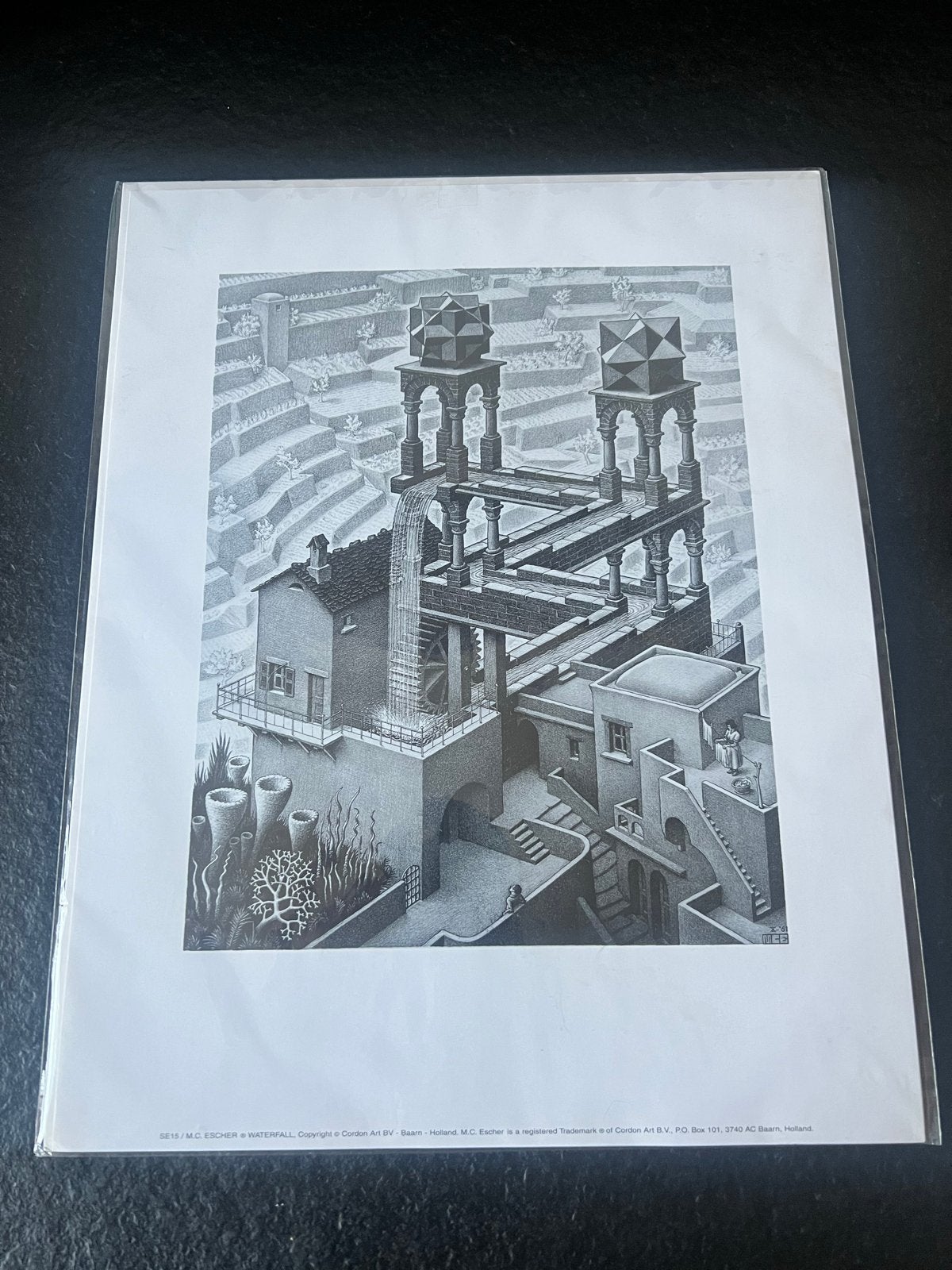 Vintage M.C. Escher poster "WATERFALL" - Cordon Art BV, Rechthoekig Staand, Ophalen of Verzenden, Zo goed als nieuw, A1 t/m A3