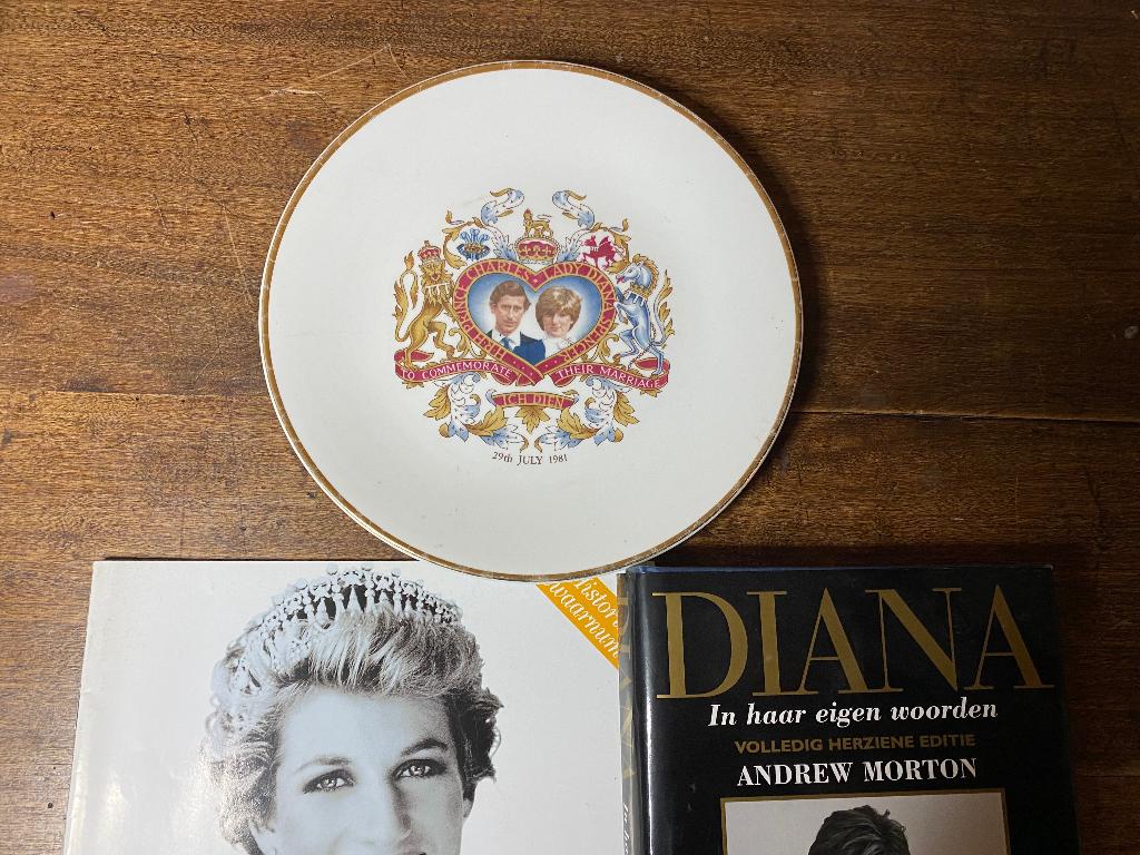Lady Diana & Charles, herinneringsbord en boeken! 1981, Verzamelen, Ophalen of Verzenden, Zo goed als nieuw, Buitenland, Servies