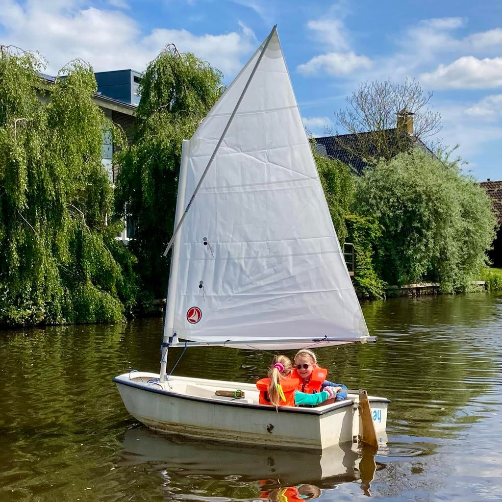 Polyester Optimist met nieuw zeil en tuigage, Watersport en Boten, Ophalen, Gebruikt, Overige typen, Minder dan 15 m²