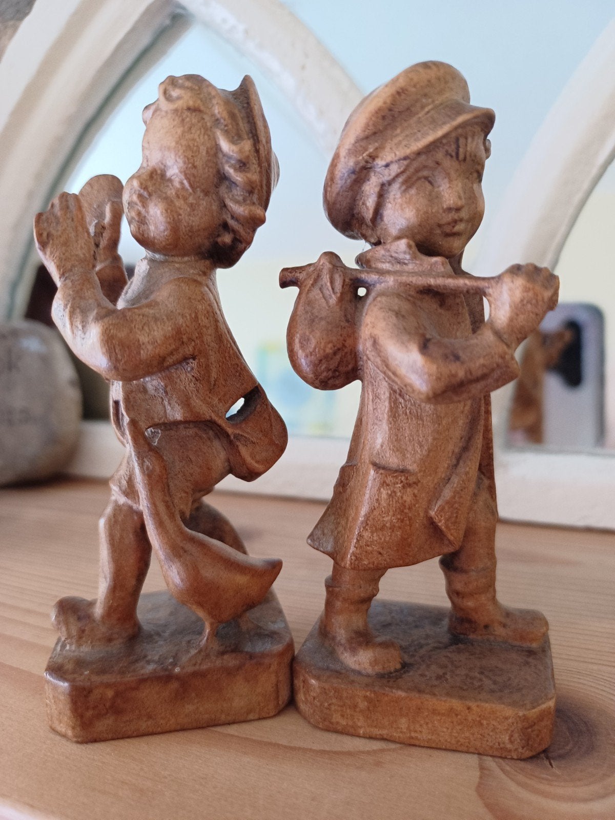 vintage Houten beeldjes  2 jongens figuren, Antiek en Kunst, Kunst | Beelden en Houtsnijwerken, Groep mensen, Minder dan 20 cm
