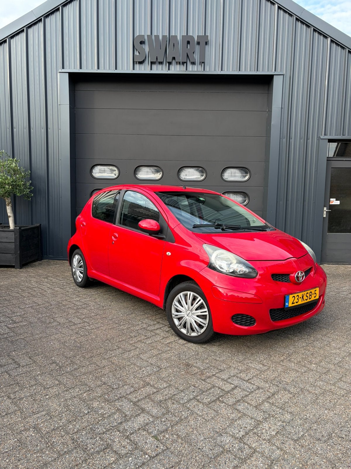 Toyota Aygo 1.0 12V Vvt-i 5DRS 2010 Rood, Voorwielaandrijving, Stof, 4 stoelen, 68 pk