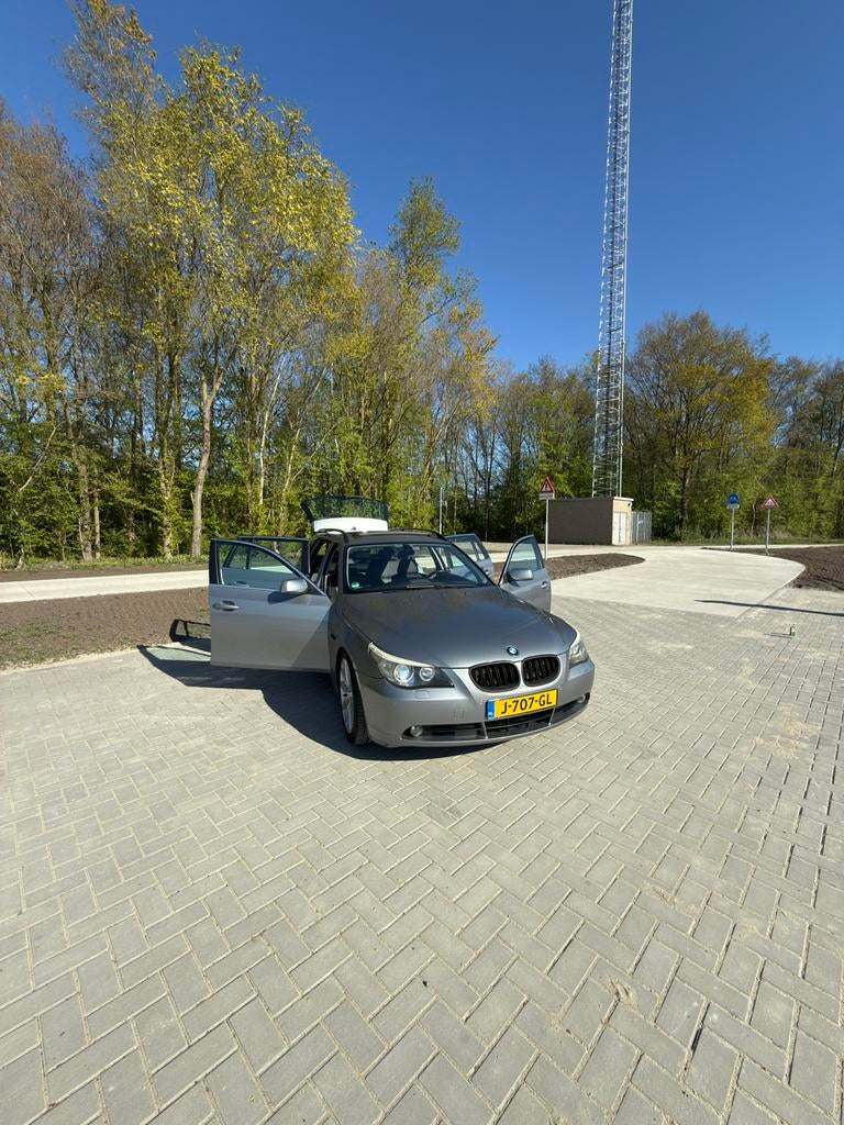 BMW 525i touring, Auto's, BMW, Automaat, Achterwielaandrijving, Zwart, 2000 kg