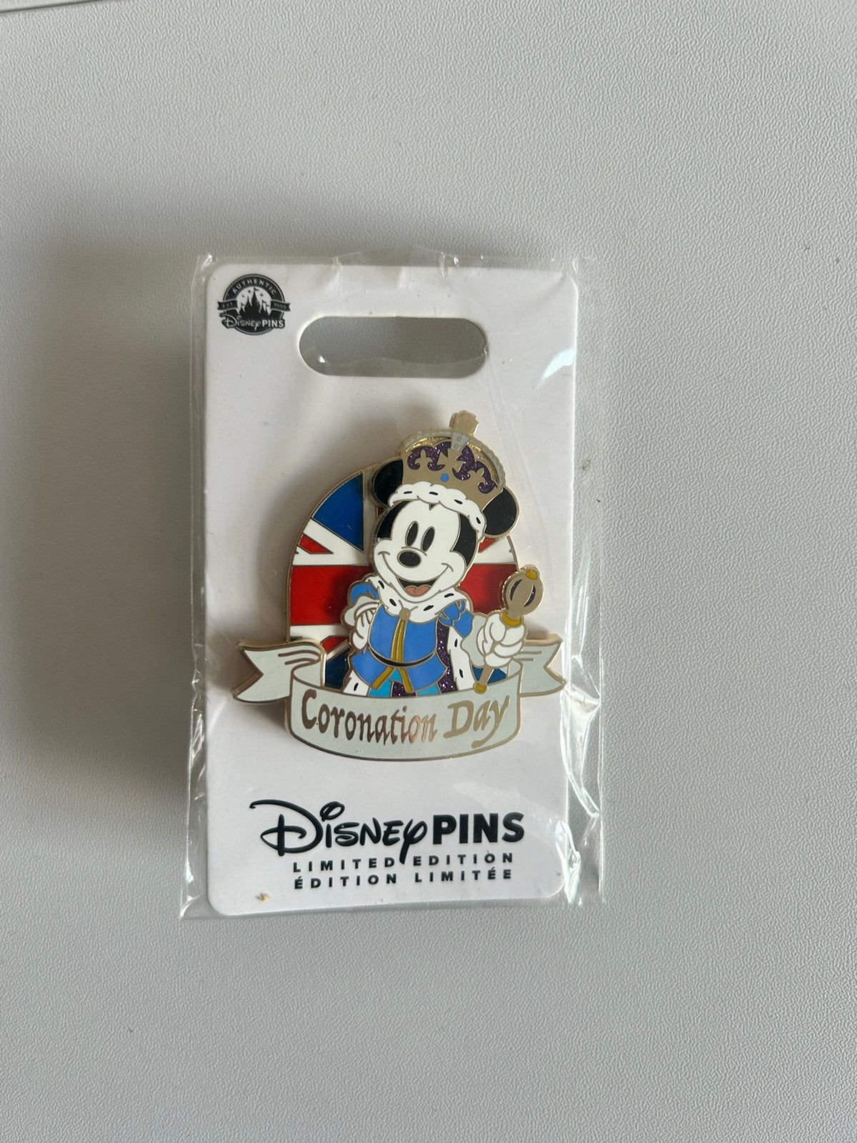 Disney mickey pin coronation day LE, Ophalen of Verzenden, Overige figuren, Zo goed als nieuw, Beeldje of Figuurtje