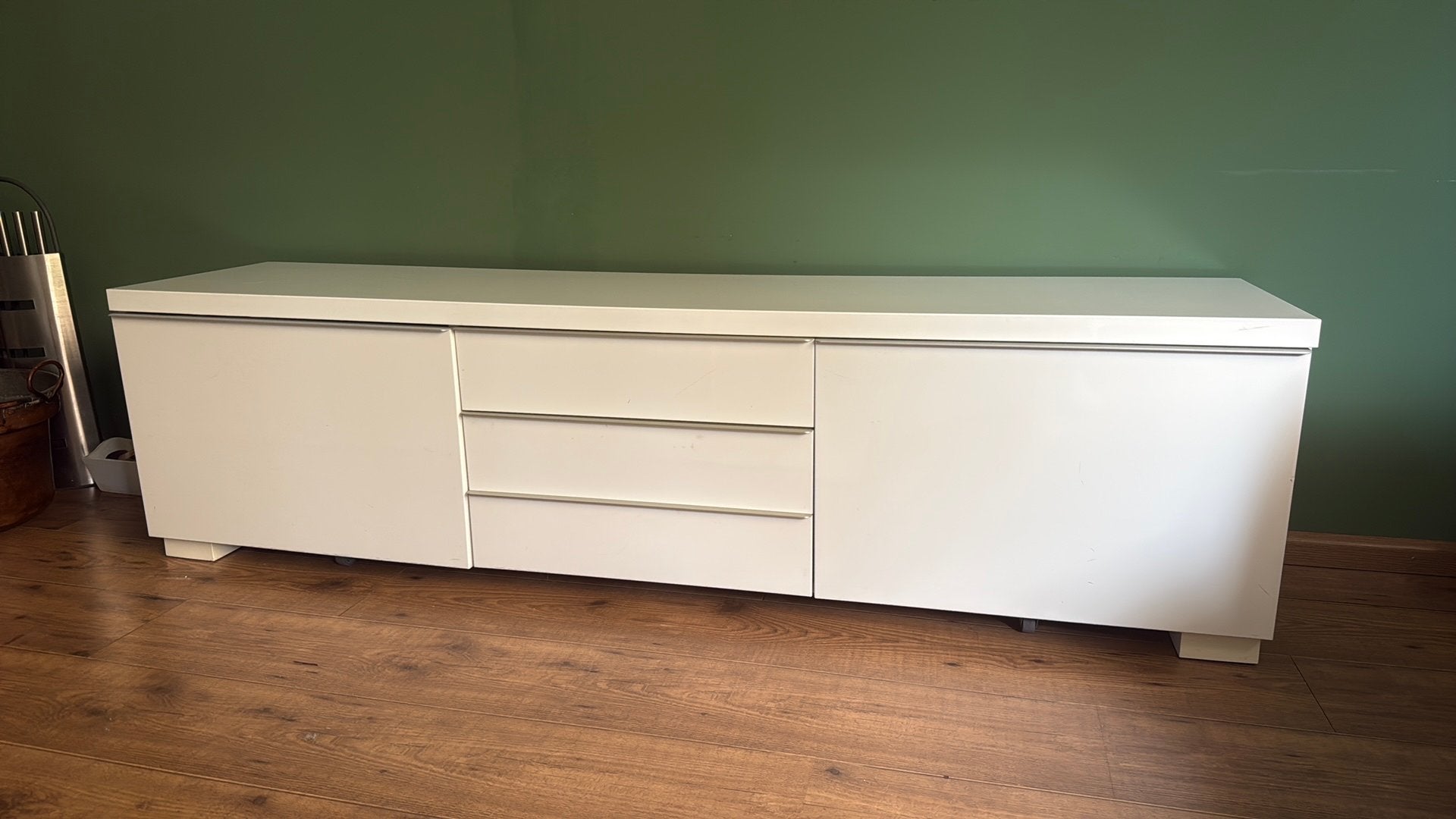 Modern wit tv-meubel met opbergruimte, Ophalen, Overige materialen, Gebruikt, 150 tot 200 cm