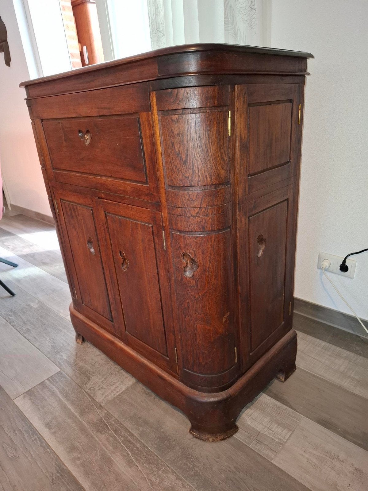 Antieke houten drankenkast / minibar, Ophalen