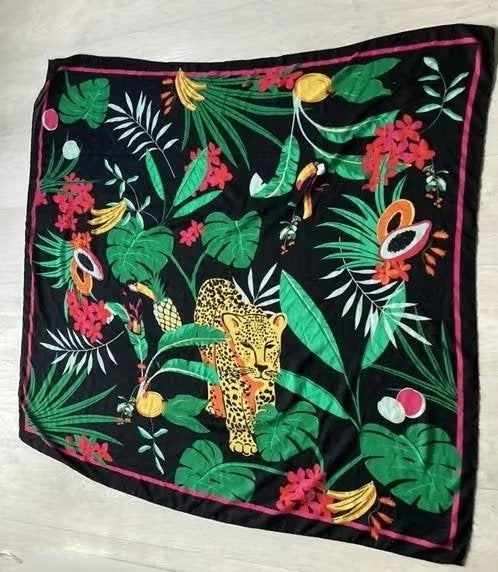 Zwarte sjaal met jungle print, Ophalen of Verzenden, Zo goed als nieuw, Maat 46/48 (XL) of groter, Sjaal