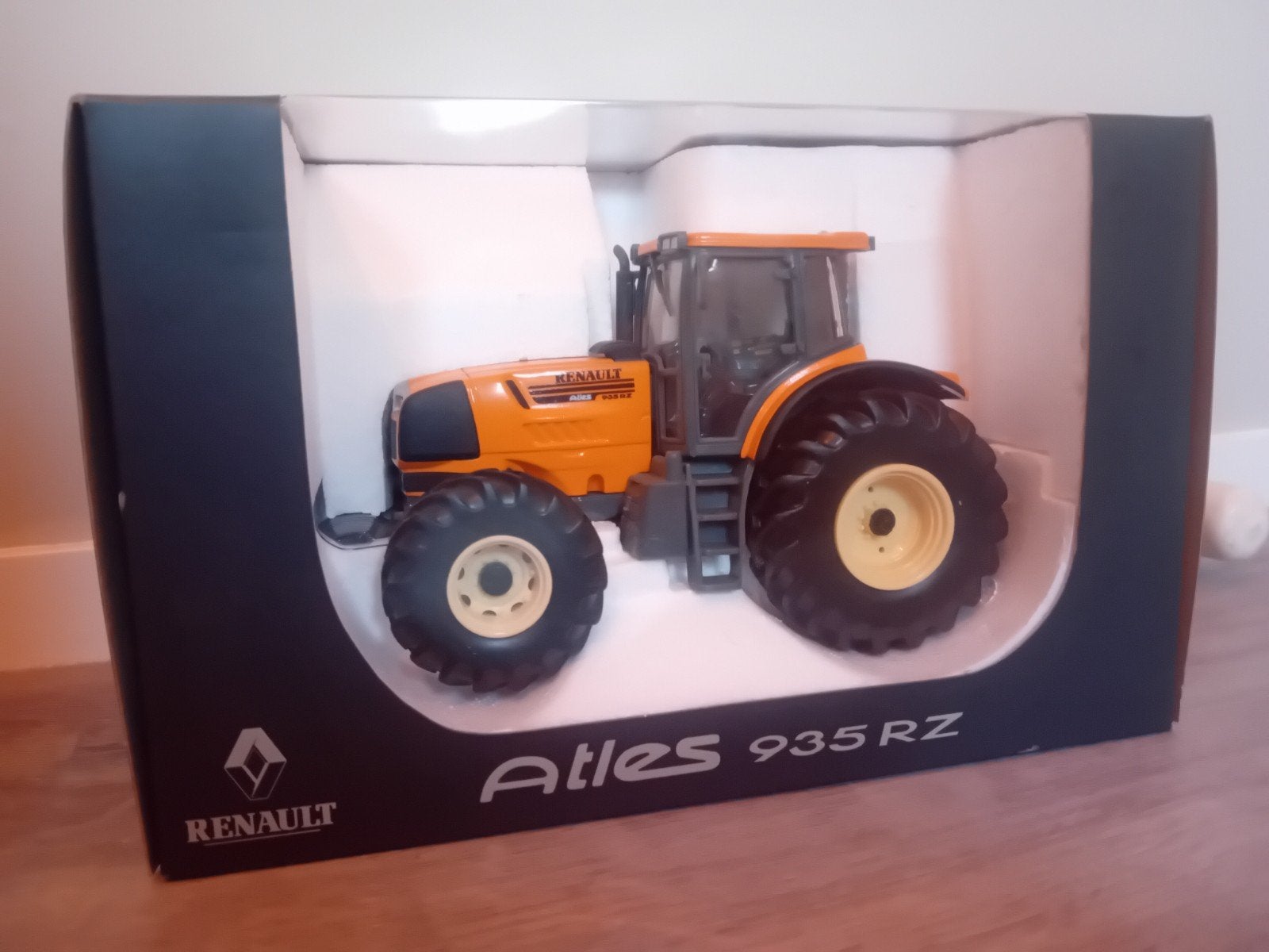 Renault atles 935 universal hobbies, Hobby en Vrije tijd, Ophalen of Verzenden, Zo goed als nieuw, Tractor of Landbouw, Universal Hobbies
