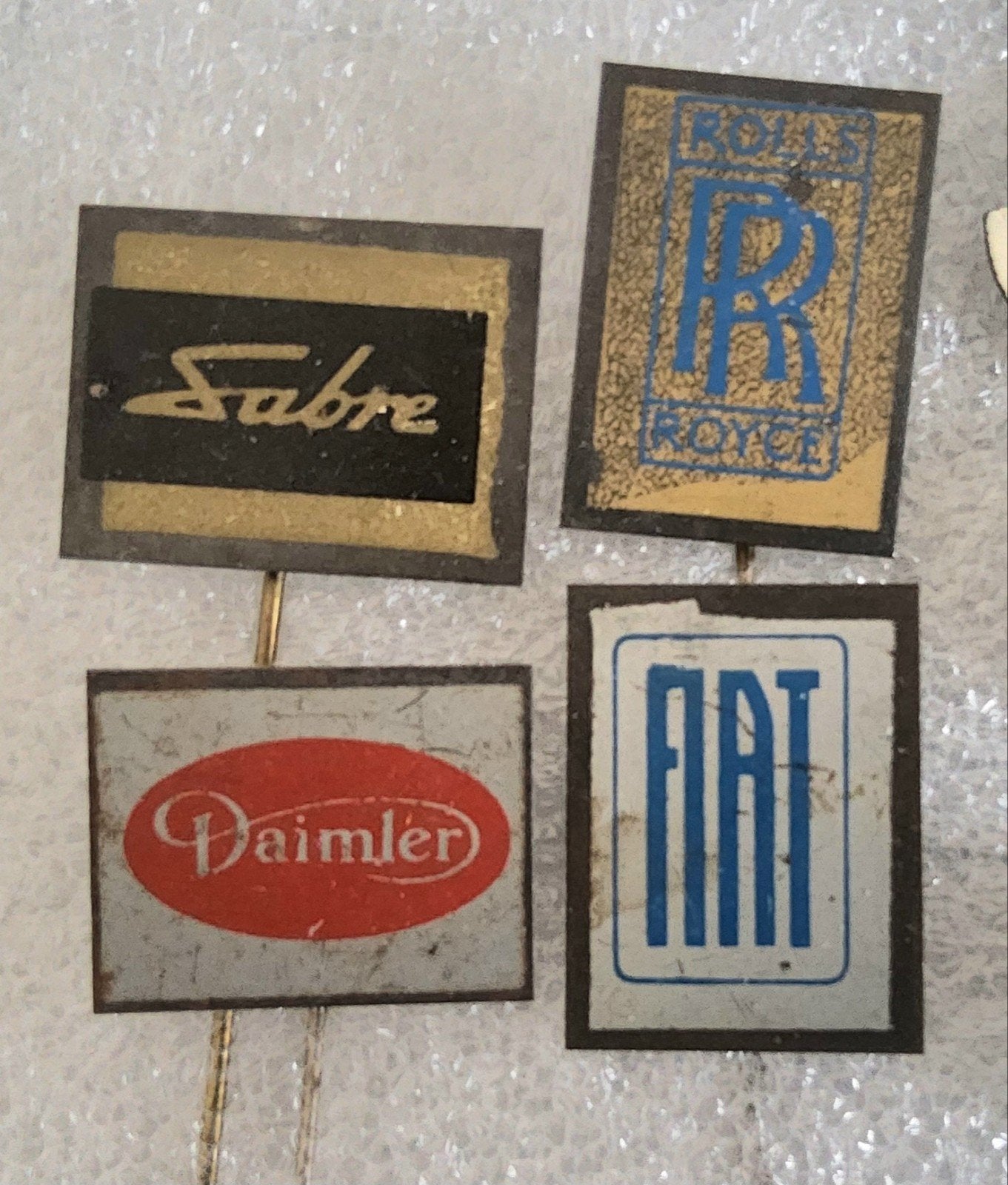 4 Vintage Speldjes: Sabre, Rolls-Royce, Daimler, Fiat., Verzamelen, Ophalen of Verzenden, Gebruikt, Transport, Speldje of Pin