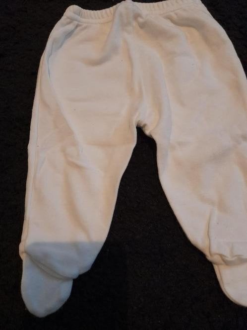 Witte babybroek met voetjes - Maat 56, Kinderen en Baby's, Babykleding | Maat 56, Gebruikt, Broekje, Jongetje of Meisje, Ophalen of Verzenden