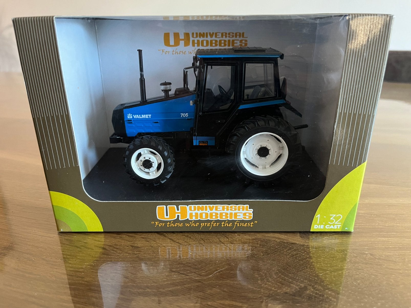 Valmet 705 trekker UH 4019 blauwe uitvoering Nieuw, Hobby en Vrije tijd, Modelauto's | 1:32, Ophalen of Verzenden, Nieuw, Tractor of Landbouw