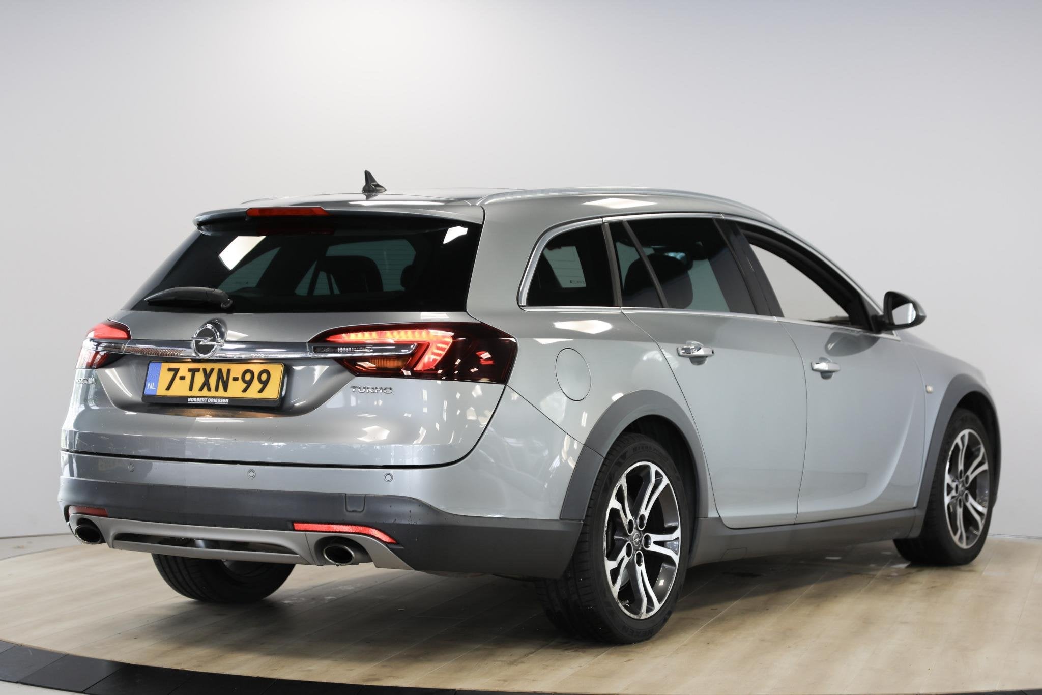 Opel Insignia Country Tourer 1.6 T 2x4 | Leer | Camera | Aut, 15 km/l, 4 cilinders, 170 pk, 93 €/maand