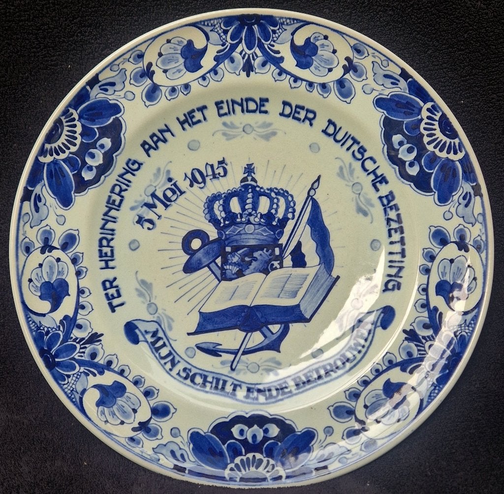 Zeldzaam bord VREDE Einde Duitsche Bezetting Plateel Regina, Ophalen of Verzenden, Overige soorten, Nederland, Kunstobject