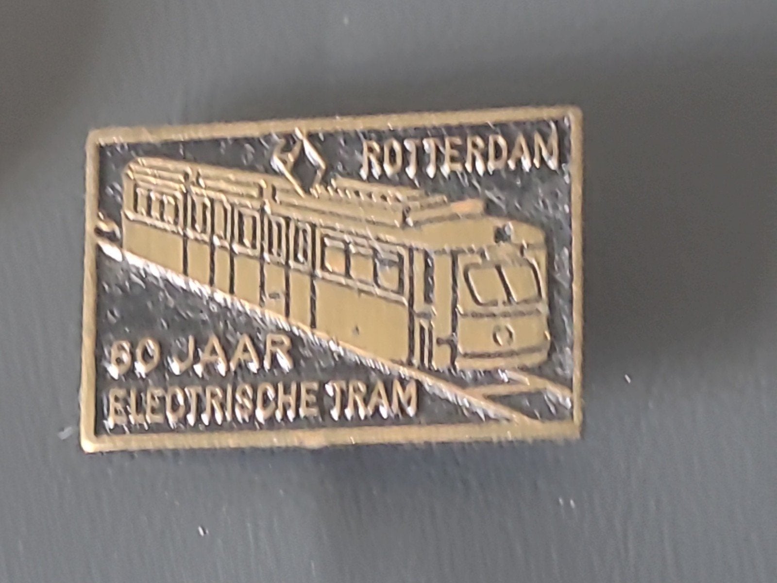 Vintage Speldje Rotterdam 60 Jaar Elektrische Tram, Verzamelen, Speldjes, Pins en Buttons, Verzenden, Gebruikt, Transport, Speldje of Pin