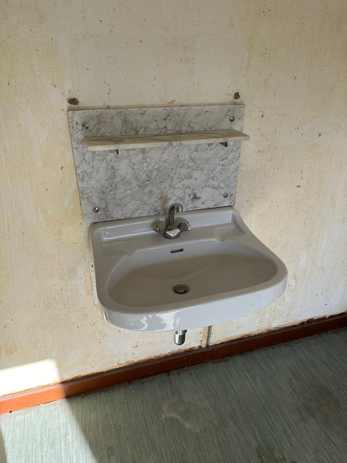 Set van 2 Jaren '30 wastafels met muurplaat en schapjes, Ophalen, Gebruikt, Steen, Wastafel