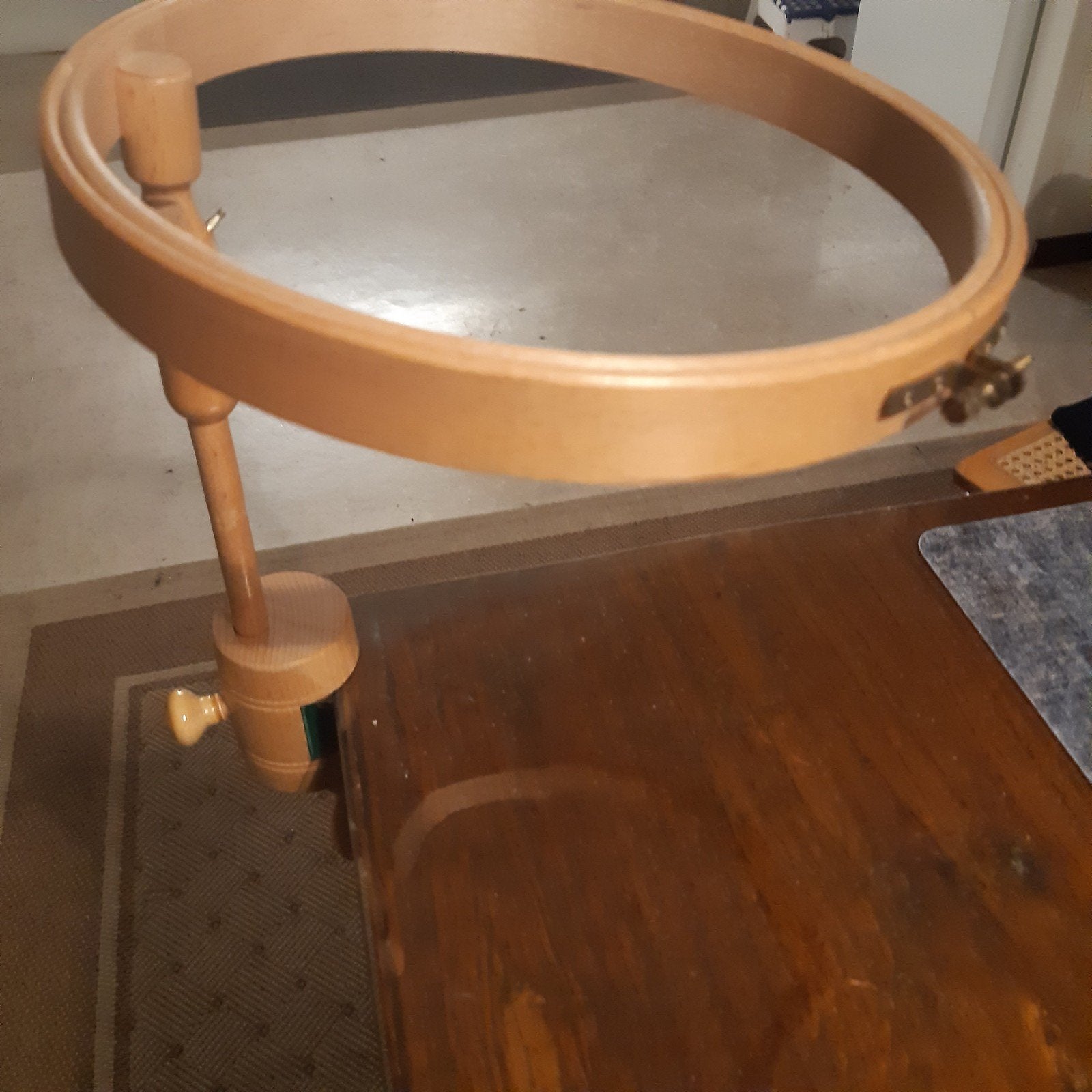 Houten borduurring met tafelklem - Handig knutselgereedschap, Hobby en Vrije tijd, Knutselen, Gebruikt, Geel, Gereedschap of Toebehoren