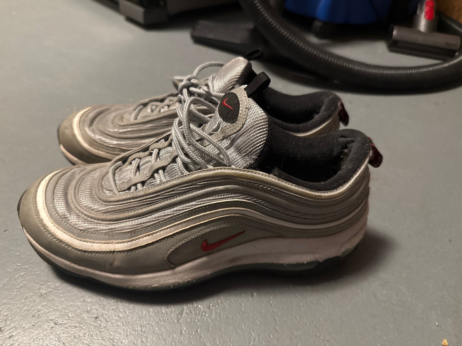 Nike Air Max 97 Sneakers - Grijs met Rood Detail, Kleding | Dames, Schoenen, Ophalen of Verzenden, Gedragen, Grijs, Sneakers of Gympen