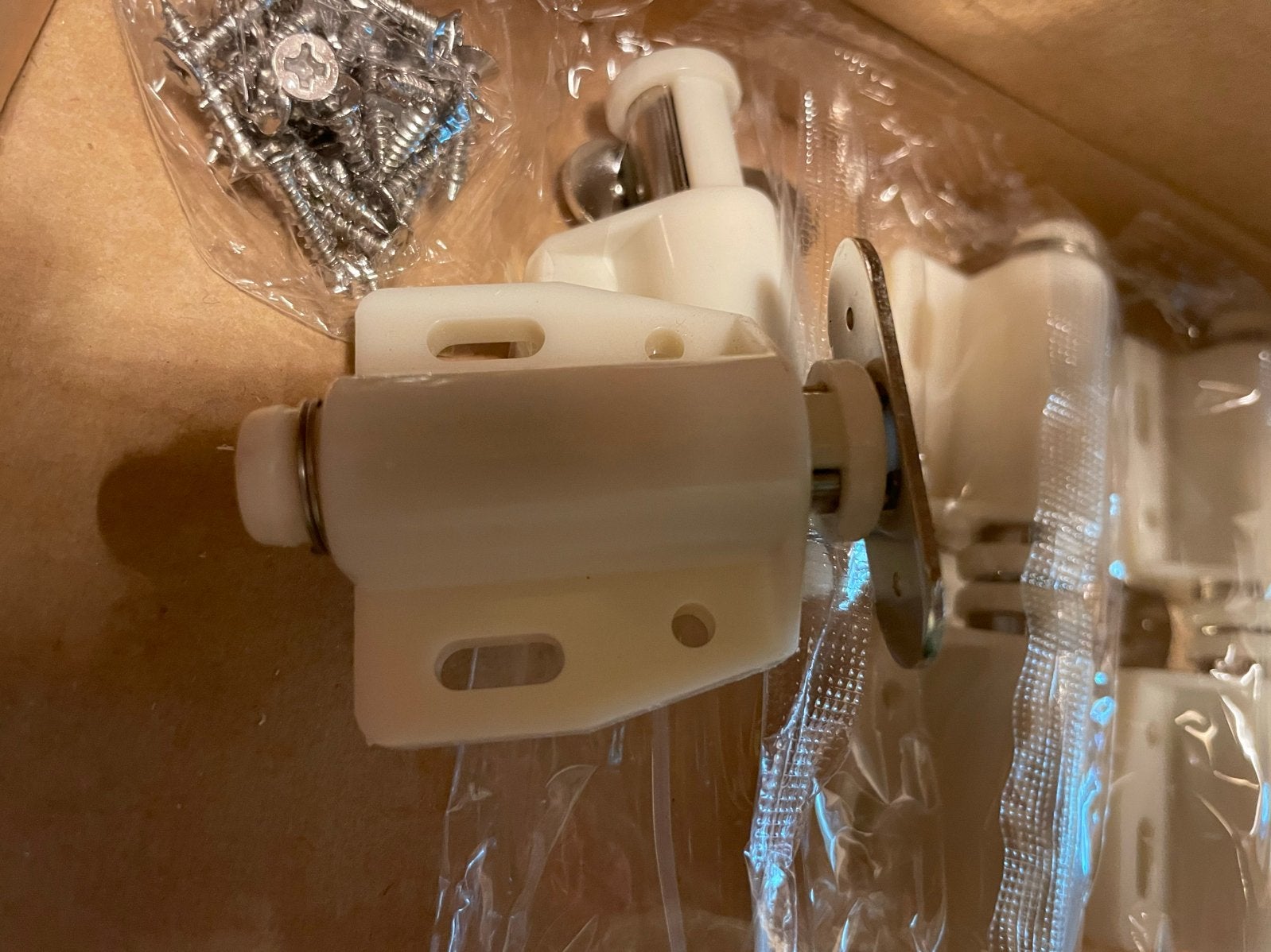 Magneetsluiting voor kastdeuren - 18 stuks, Doe-het-zelf en Verbouw, Hang- en Sluitwerk, Ophalen of Verzenden, Nieuw, Overige materialen