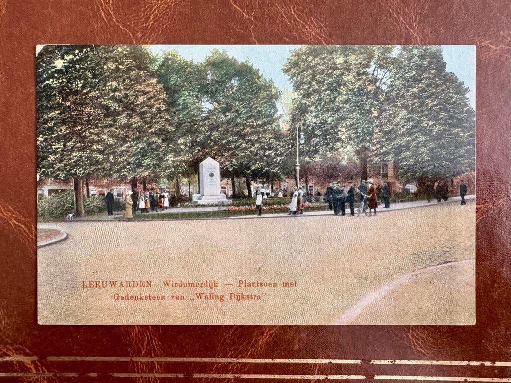 Ansichtkaart Leeuwarden Wurdumerdijk Plantsoen Gedenksteen, Ophalen of Verzenden, Voor 1920, Gelopen, Friesland