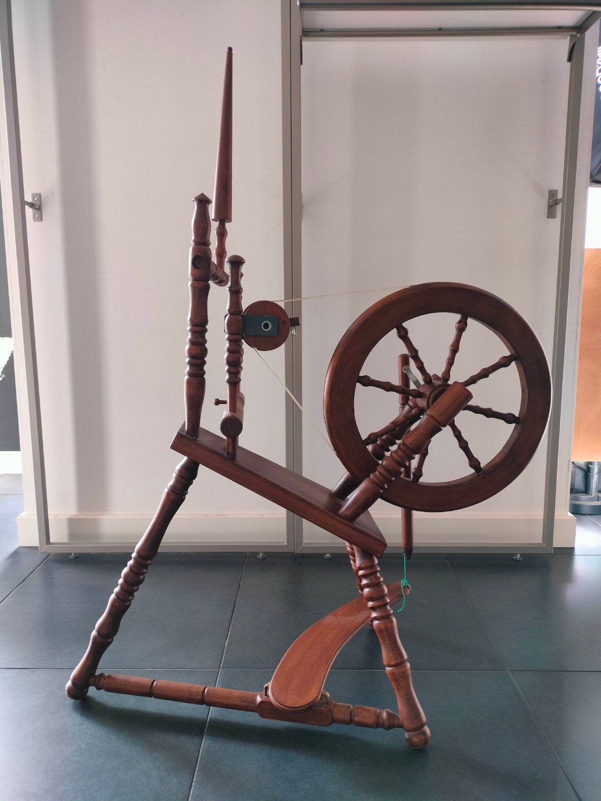 Prachtig houten spinnewiel - Decoratief en functioneel, Ophalen, Zo goed als nieuw, Spinnewiel