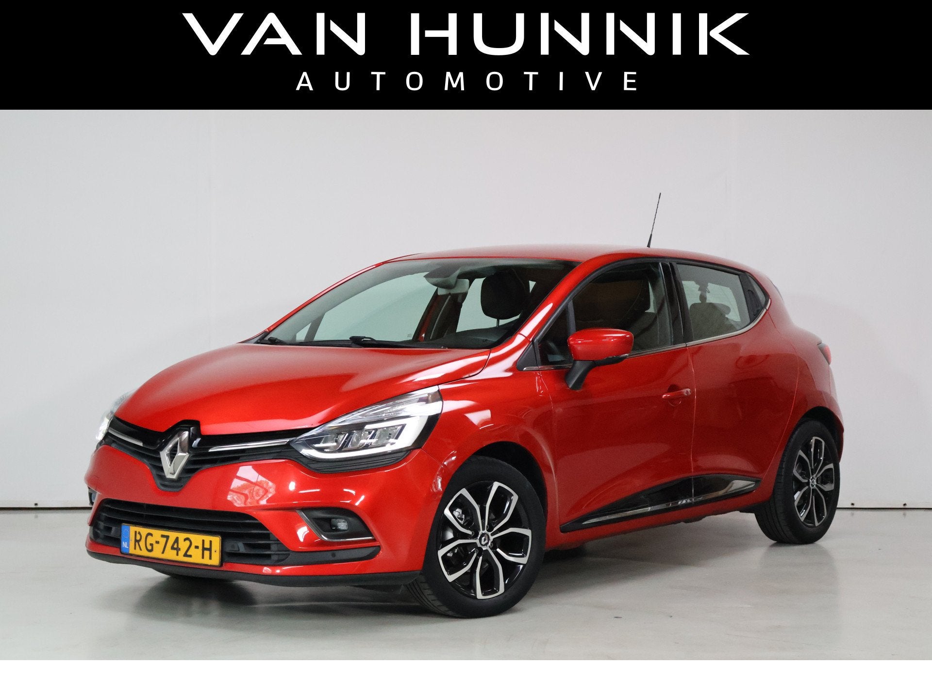 Renault Clio 0.9 TCe Intens | Camera | Dab | Cruise | Clima, Voorwielaandrijving, Gebruikt, Leder en Stof, 49 €/maand