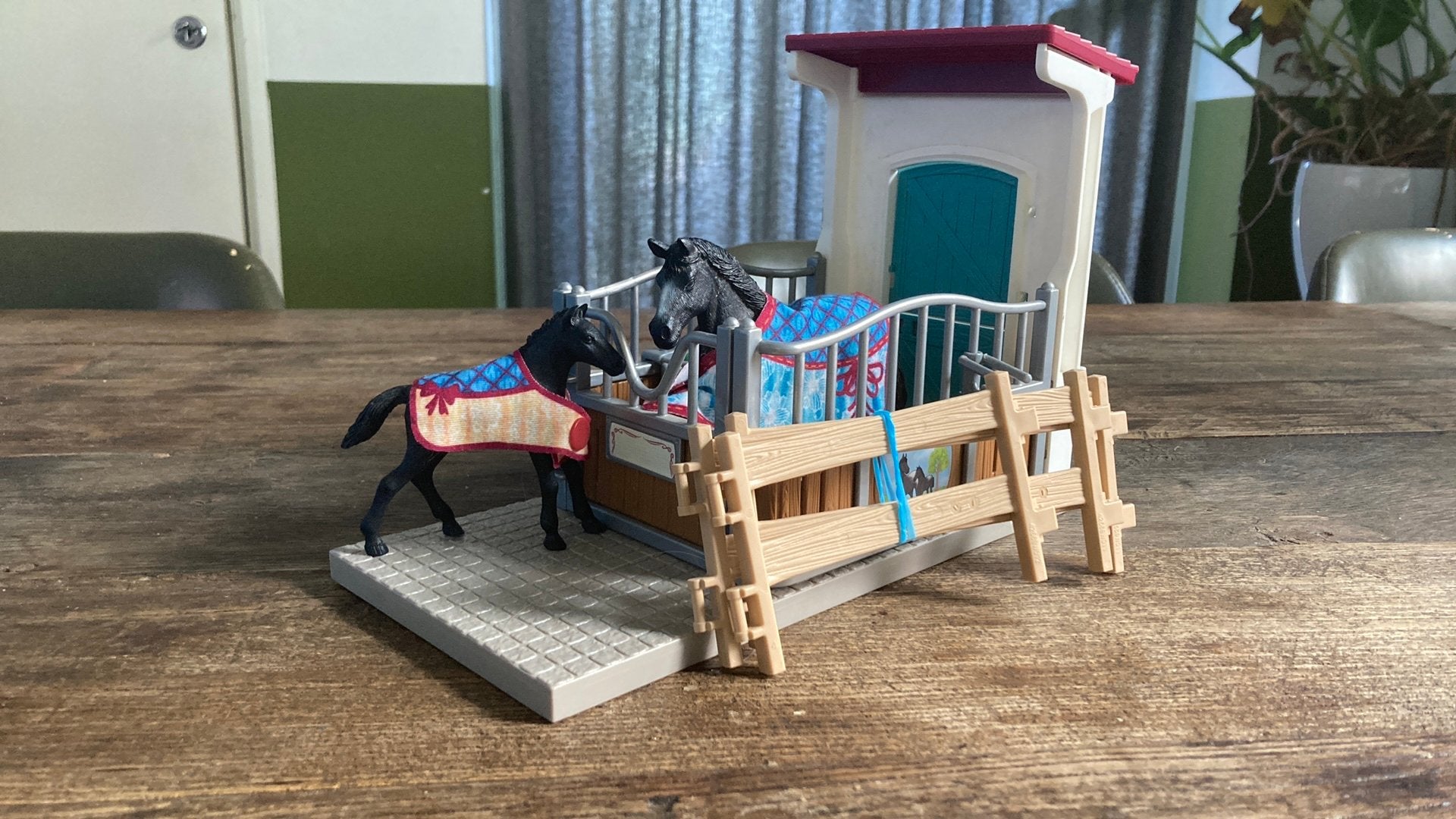 Schleich stal met merrie, veulen, hekjes en dekentjes, Ophalen of Verzenden, Zo goed als nieuw, Jongen of Meisje
