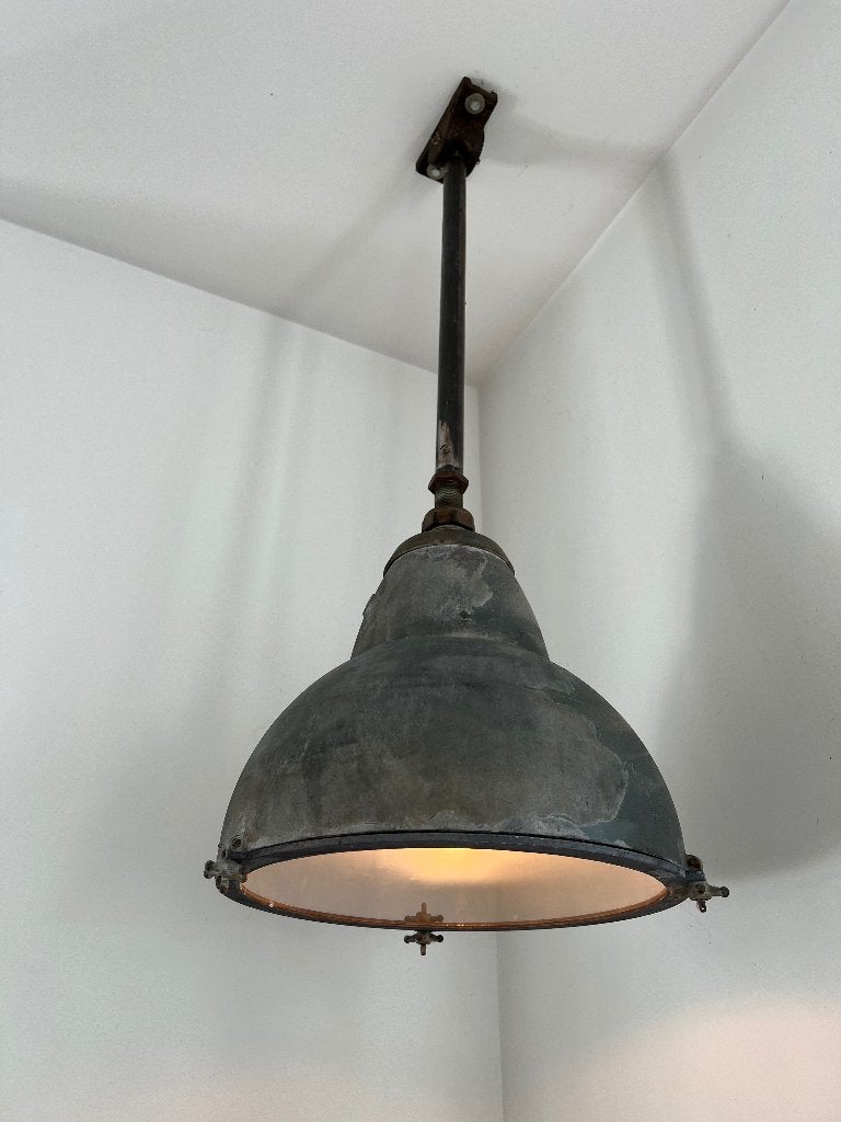 Twee vintage industriële hanglampen, Ophalen, Gebruikt, E27 (groot), Glas