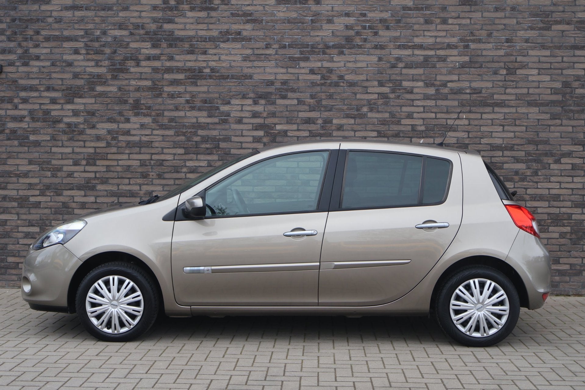 Renault Clio 1.2 Authentique, zeer nette auto! goed onderhou, Voorwielaandrijving, Euro 5, 535 kg, Gebruikt