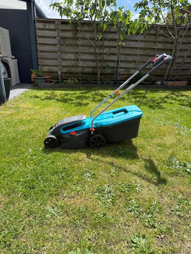 Blauwe gardena grasmaaier met draad, Ophalen, Zo goed als nieuw