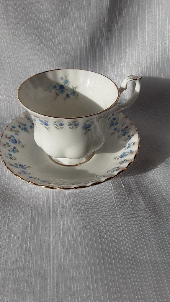 ROYAL ALBERT Memory Lane kopje en schoteltje, Ophalen of Verzenden, Zo goed als nieuw, Porselein, Kop en/of schotel