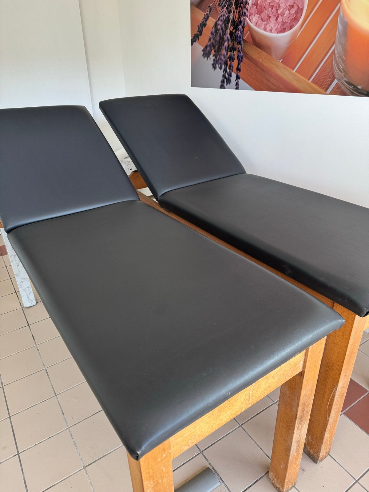 2 stevige massage/behandelbanken met houten onderstel, Ophalen, Gebruikt, Massagetafel