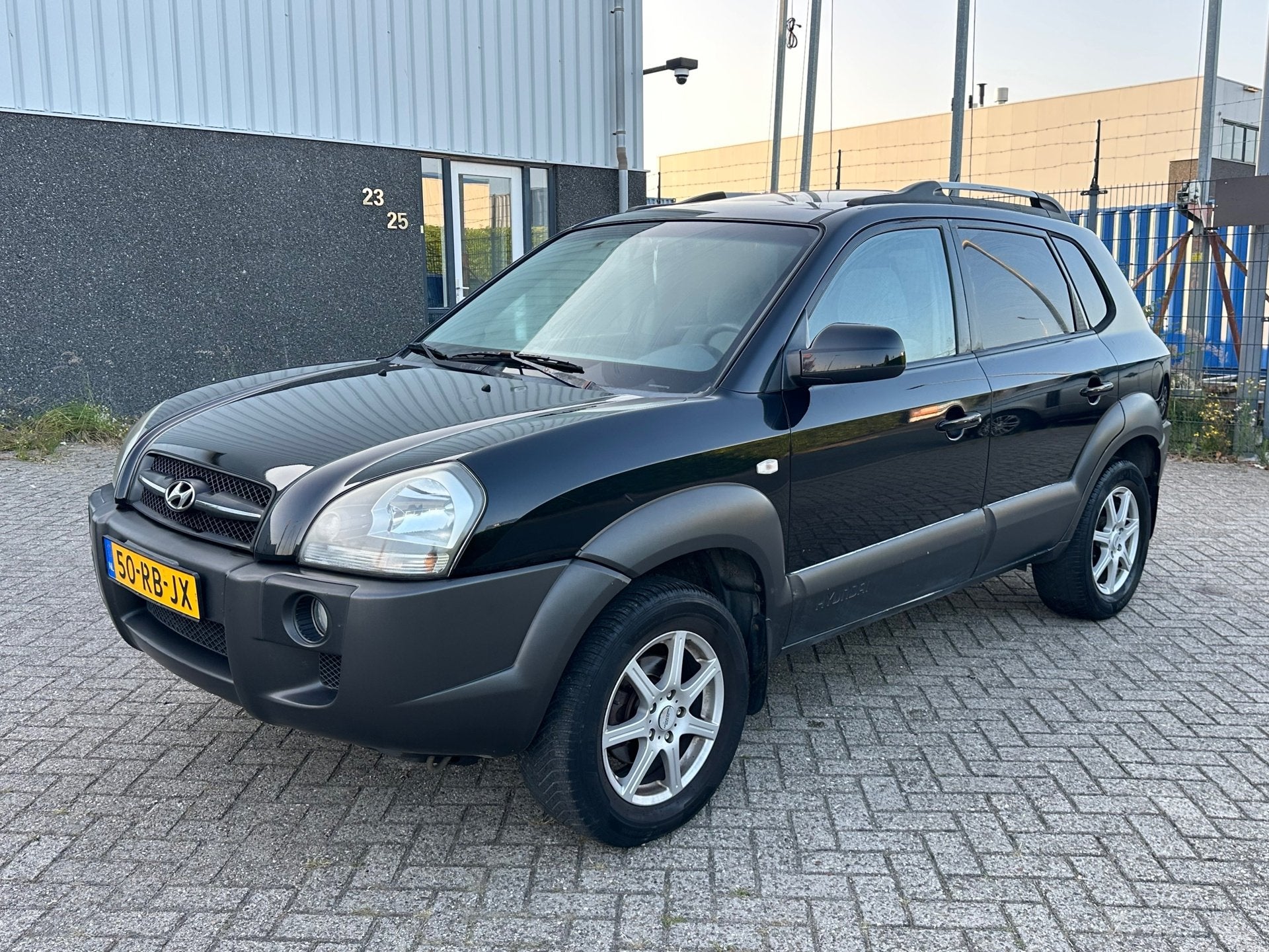 Hyundai Tucson 2.0i Dynamic 2005 Zwart Schuifdak AircoE EXPO, Gebruikt, 4 cilinders, Zwart, Origineel Nederlands