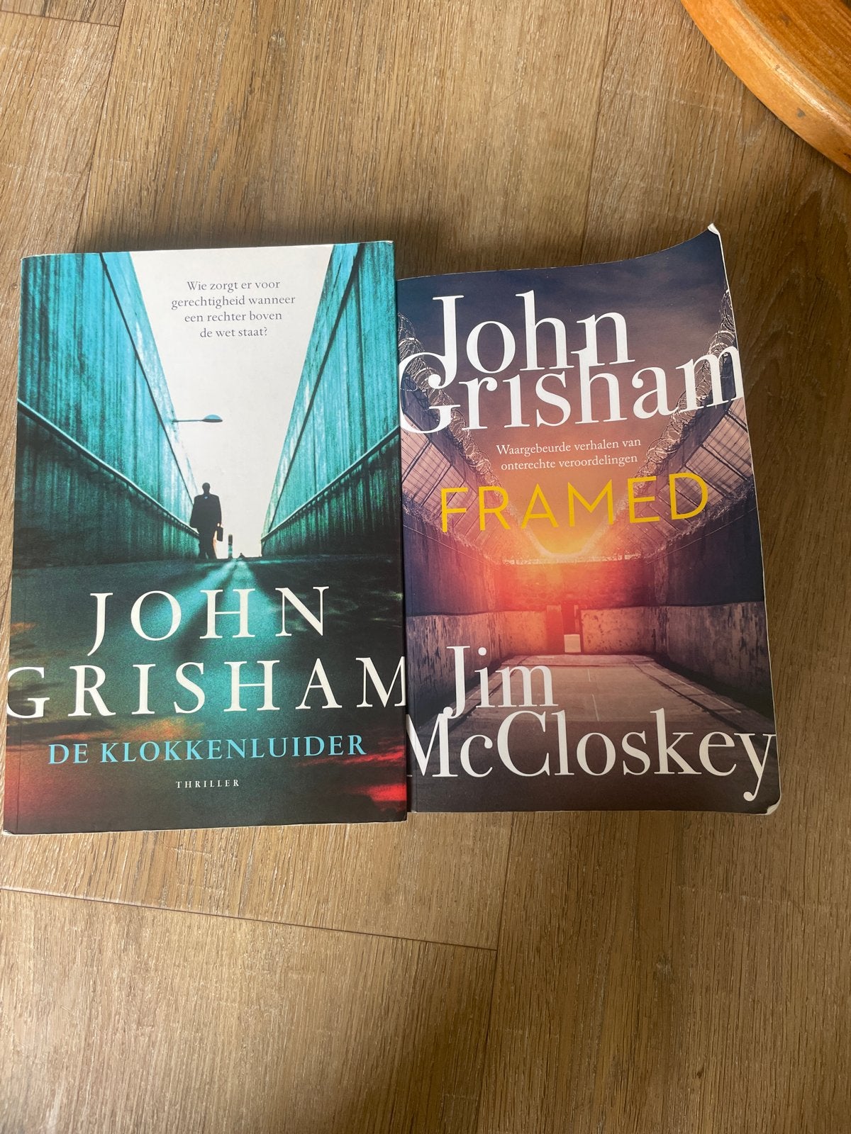 John Grisham Boeken: De Klokkenluider & Framed (2 stuks), Ophalen, Gelezen, Wereld overig