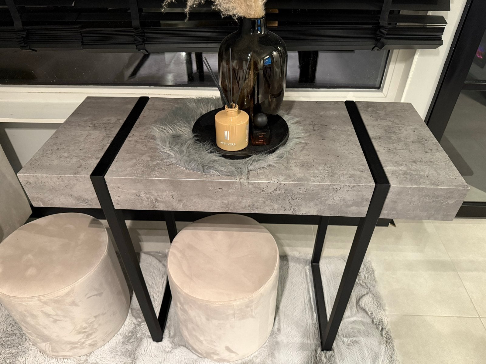 Moderne console tafel met betonlook blad en metalen frame, Ophalen, 100 tot 150 cm, Zo goed als nieuw, Metaal