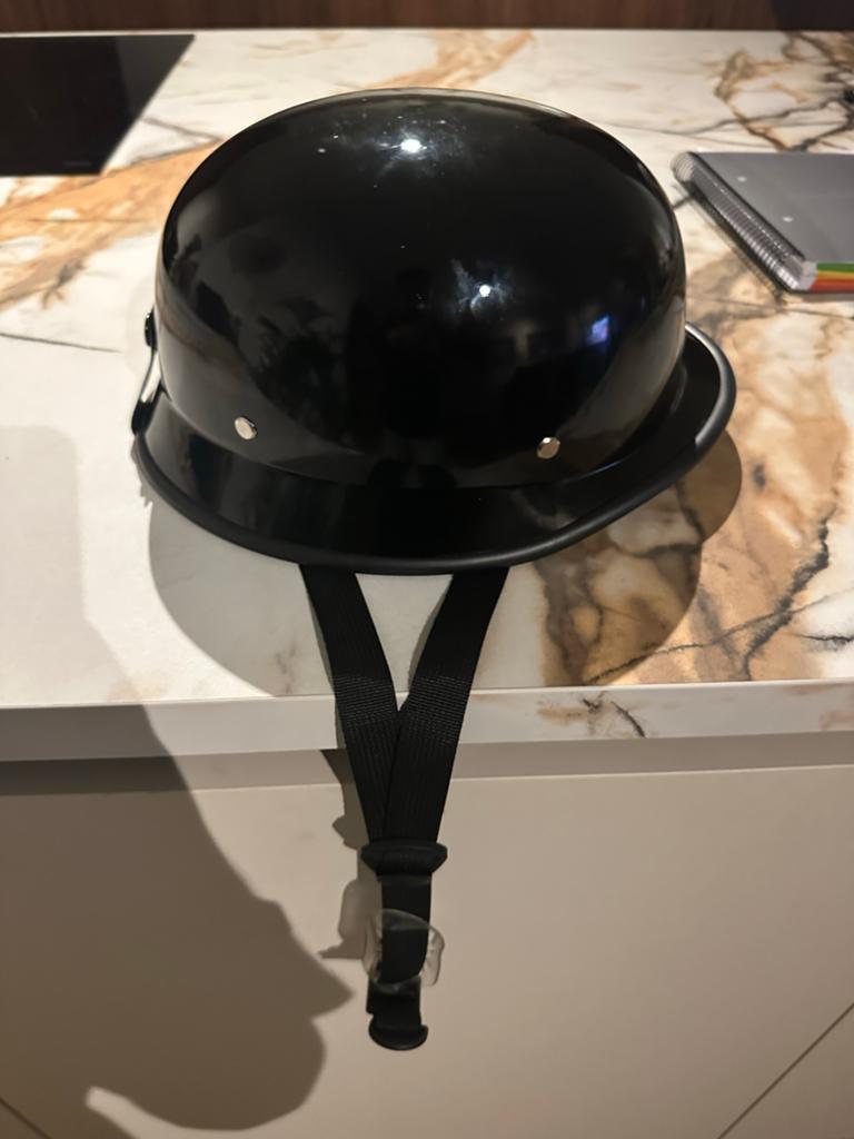 Zwarte helm, mogelijk WO2-stijl, slechts 2 dagen gedragen, Ophalen of Verzenden, Overige soorten, Overige gebieden, Helm of Baret