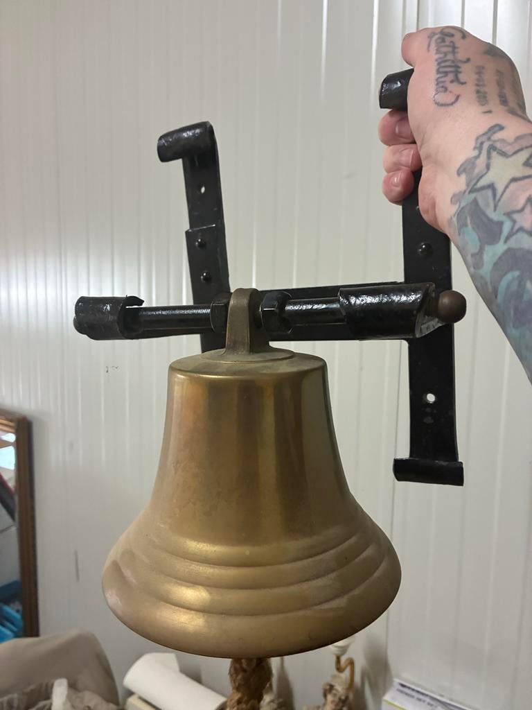 Messing scheepsbel met wandbeugel, Antiek en Kunst, Ophalen of Verzenden