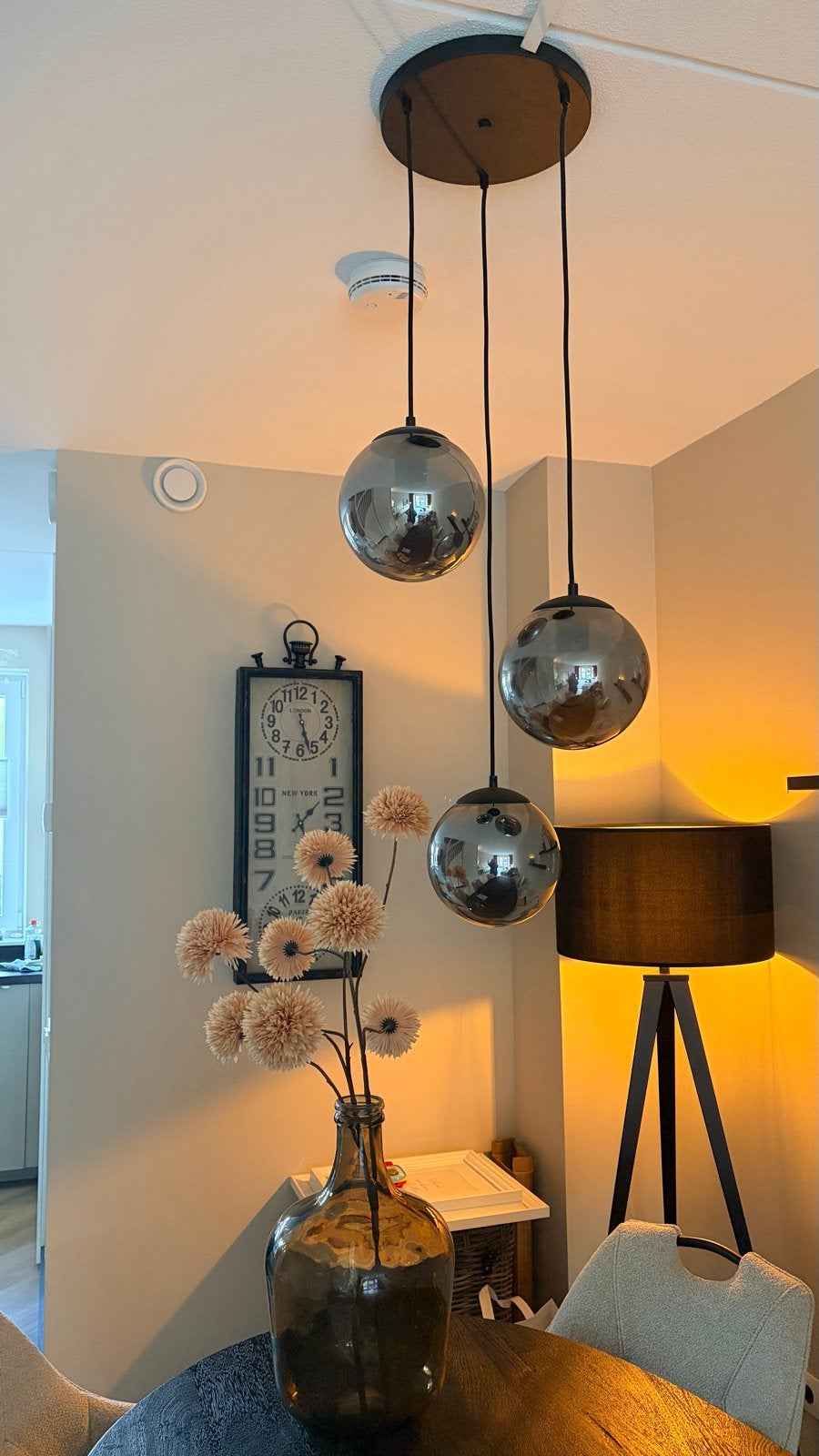 Hanglamp met 3 smoke glazen bollen - Zo goed als nieuw, Ophalen of Verzenden, Zo goed als nieuw, Glas