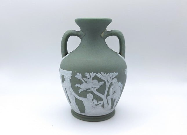 Groen Portland Wedgwood vaasje, Antiek en Kunst, Verzenden