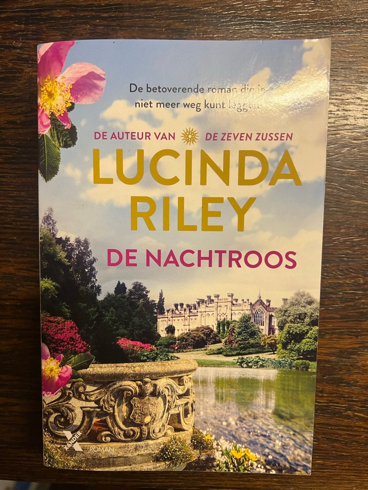 De Nachtroos - Lucinda Riley (De Zeven Zussen), Ophalen of Verzenden, Zo goed als nieuw