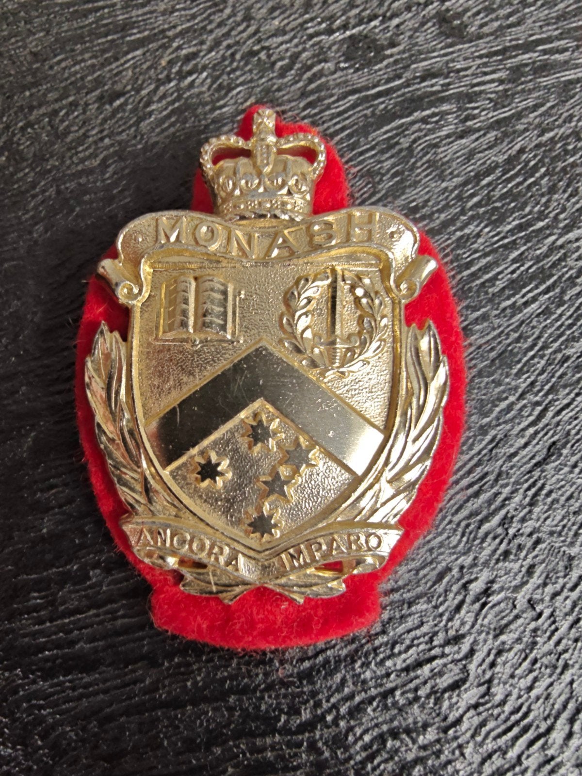 Monash University Regiment Cap Badge, Ophalen of Verzenden, Landmacht, Embleem of Badge