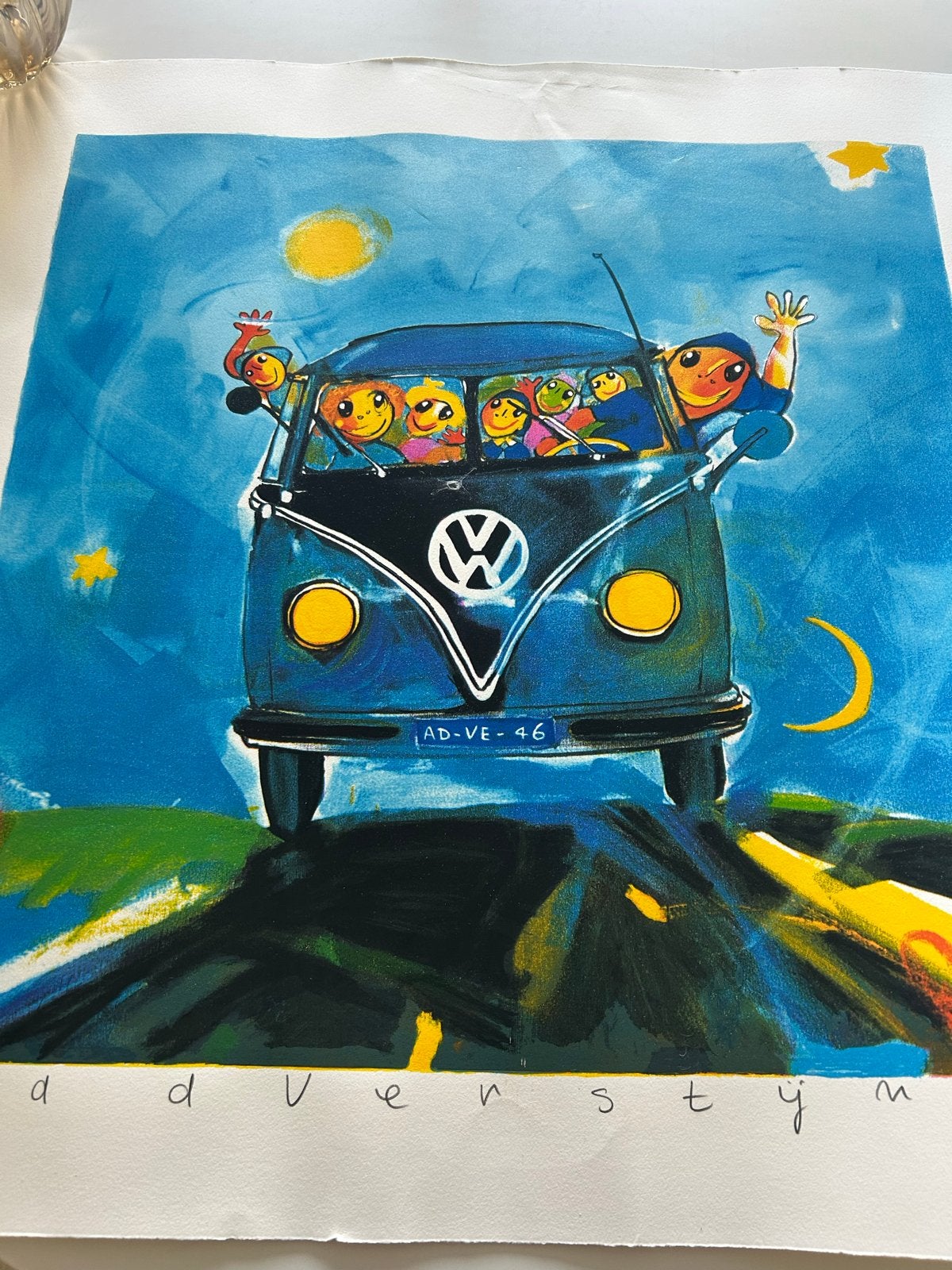 Ad Verstijnen zeefdruk - VW busje met vrolijke figuren, Ingelijst, Ophalen of Verzenden, Personages en Fantasiefiguren, Zeefdruk