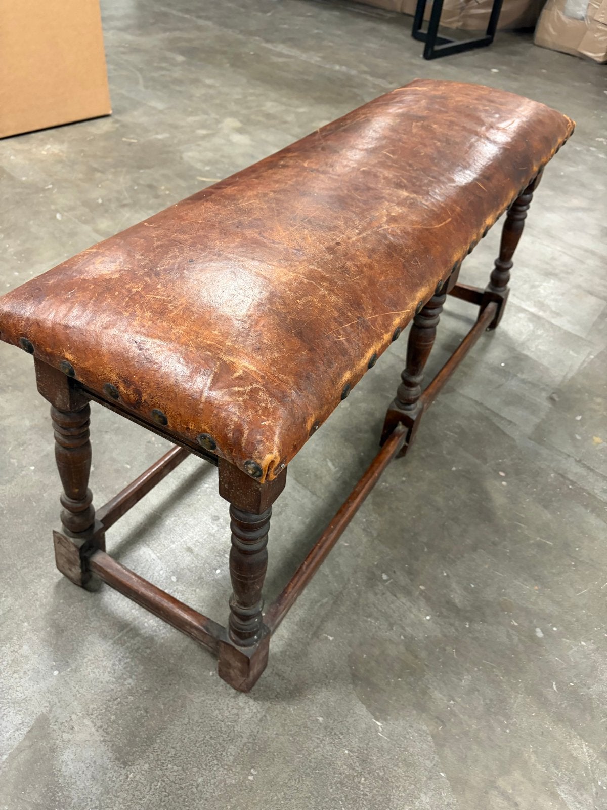 Vintage leren bankje met gedraaide poten, Antiek en Kunst, Antiek | Meubels | Stoelen en Banken, Ophalen