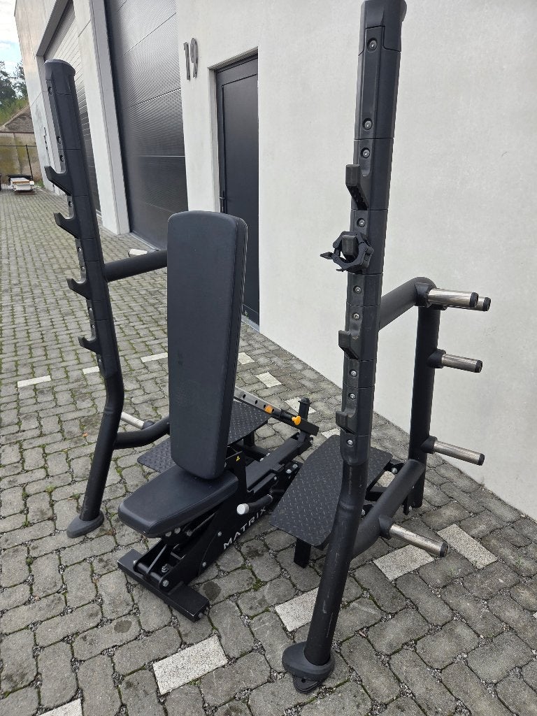 Matrix Fitnessbank met Squatrek - Zo goed als nieuw, Sport en Fitness, Ophalen, Zo goed als nieuw, Armen, Fitnessbank