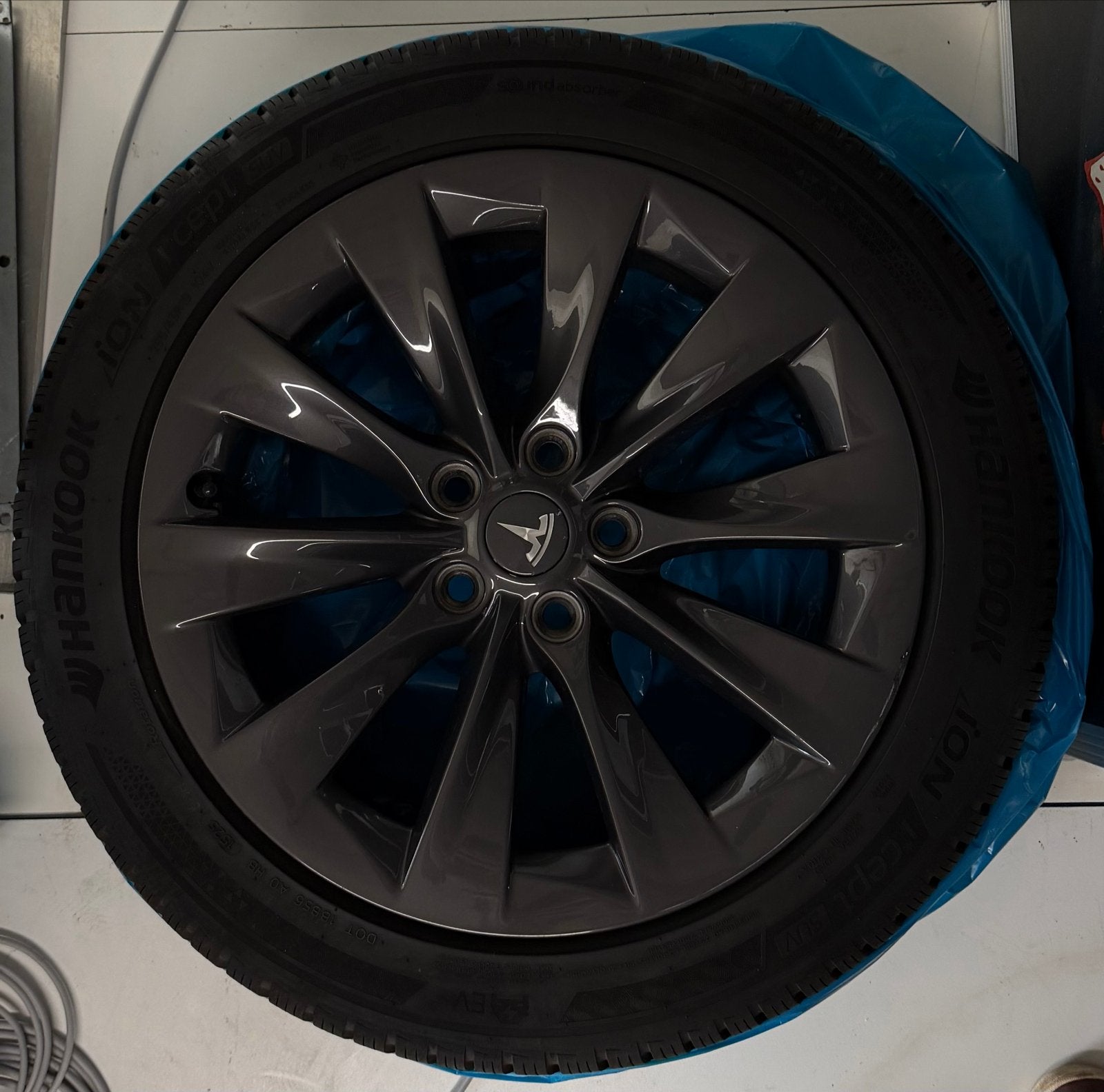 Tesla Model S 2019 winterset 19” Sonic Carbon Slipstream, Auto-onderdelen, Gebruikt, 255 mm, Banden en Velgen, Winterbanden