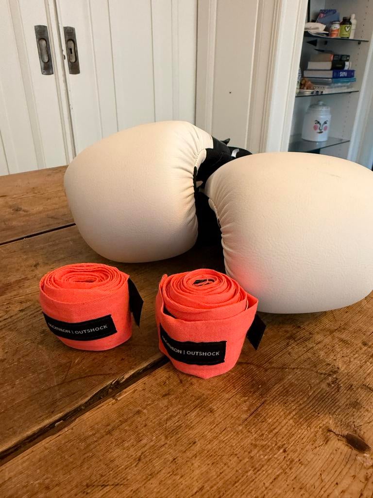 Bokshandschoenen en bandages - Decathlon Outshock, Ophalen of Verzenden, Zo goed als nieuw, Bokshandschoenen
