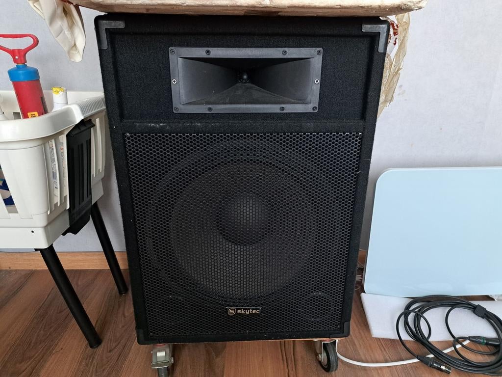 Grote speaker met ingebouwde versterker., Audio, Tv en Foto, Luidsprekers, Ophalen, Zo goed als nieuw, 120 watt of meer, Overige merken