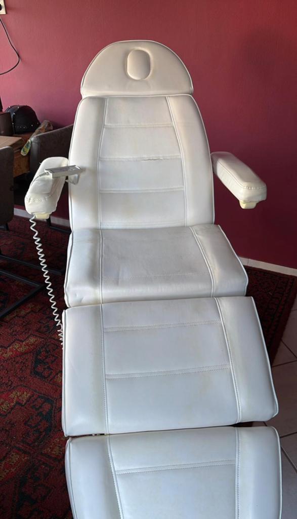 Nette behandelstoel voor in een salon., Huis en Inrichting, Stoelen, Ophalen, Wit, Leer, Zo goed als nieuw
